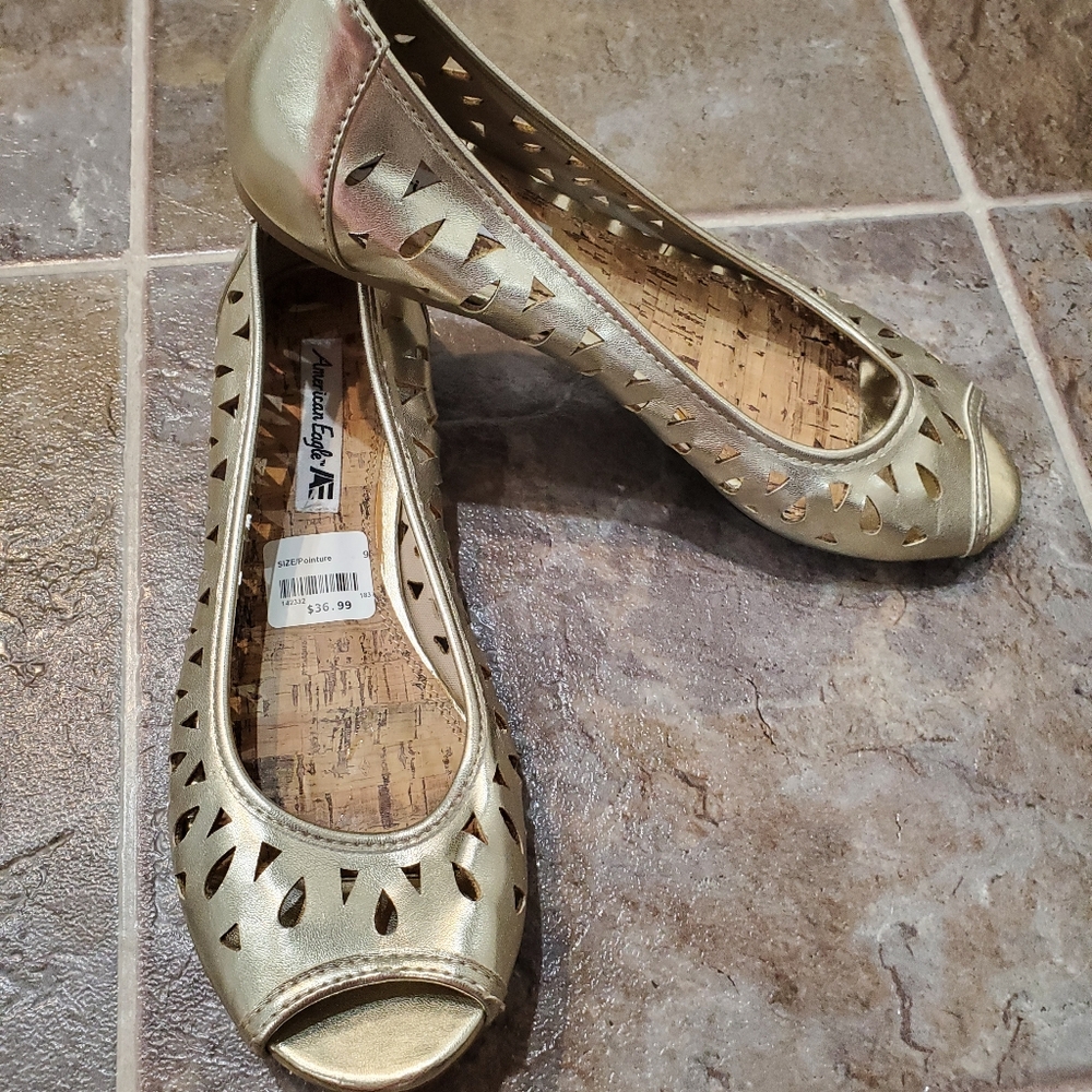 American Eagle Outfitters Gold Peep-Toe Laser-Cut Flats 9